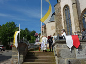 Erteilung des eucharistischen Wettersegens vor der Stadtpfarrkirche St. Crescentius